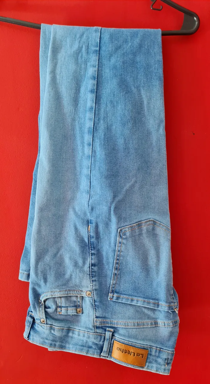Jeans tiro alto, corte recto con un leve acampanado en la botamanga. Lavado claro, súper cómodos y versátiles para cualquier ocasión. Ideales para armar looks cancheros y modernos.