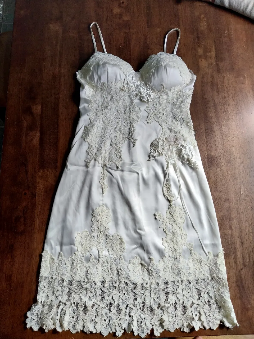 Vestido de satén blanco con delicados detalles de encaje floral🤩. Posee breteles finos y un diseño que realza la figura , ideal para ocasiones especiales, civil👰 o como prenda de lencería elegante.Sin manchas , ni enganches en el encaje. Un solo uso!