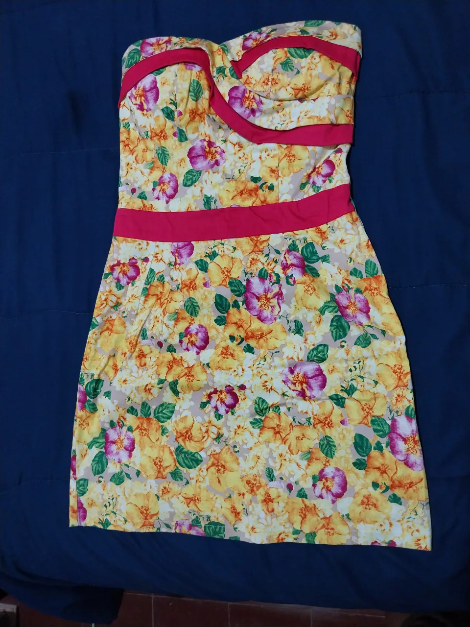 Vestido strapless estampado floral,elastizado🌷. Estilo pin up, escote corazon.Tazas incorporadas,, efecto push up, super cómodo, lo usas sin corpiño!😀.con detalles en fucsia. Ideal para un look fresco y femenino una salida de verano o un civil.