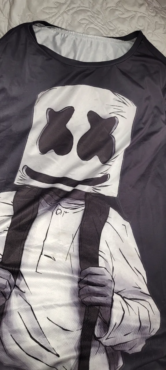 Remera negra con estampa de Marshmello en el frente.