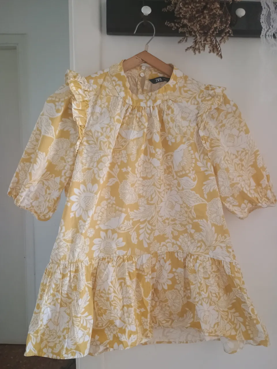 camisola ZARA estampada, mangas 3/4  con volados . Tiene botones en la parte trasera. Ideal para un look fresco y femenino.