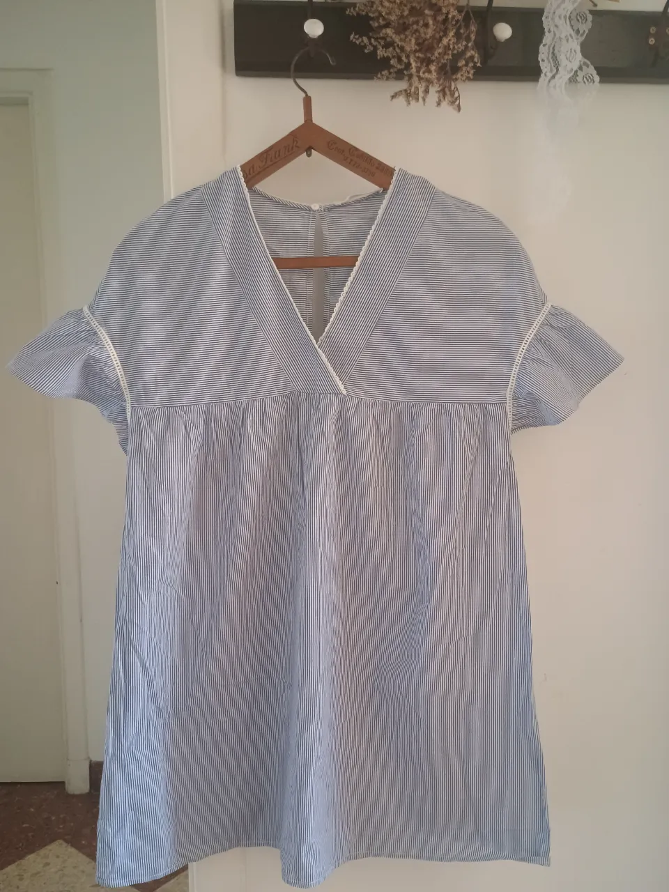 vestido  MANGO (va para S y  M)a rayas azules y blancas, con detalles de puntilla en mangas y cuello. Posee un botón en la parte trasera del cuello.