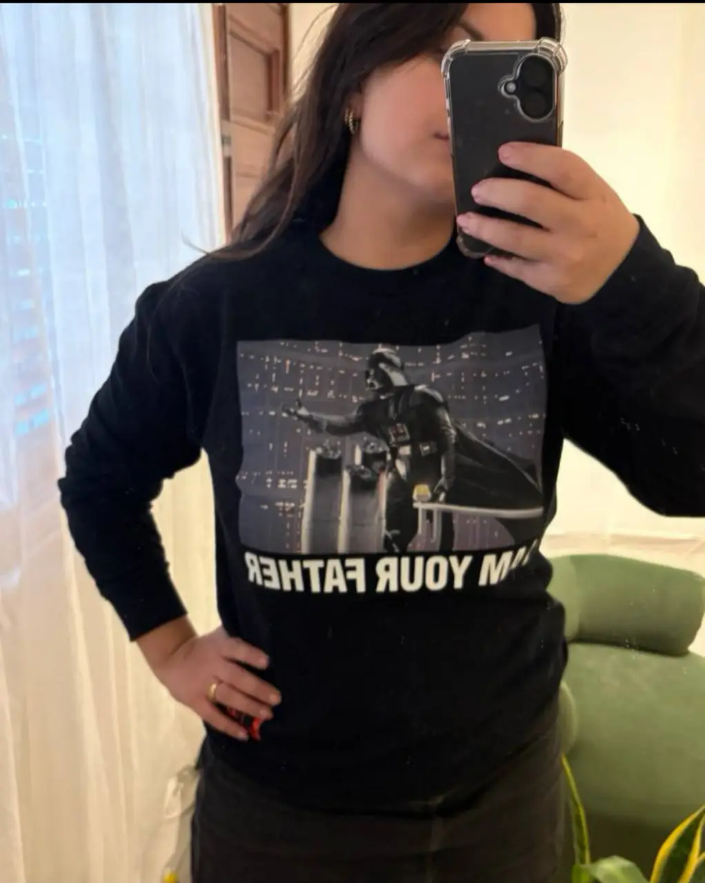 Buzo de cuello redondo negro con estampado de Darth Vader y la frase "I AM YOUR FATHER" en la parte delantera. Ideal para los fanáticos de Star Wars que buscan un estilo casual y cómodo.