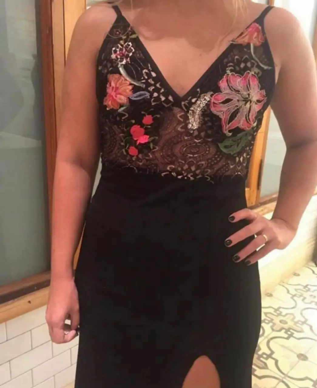 Vestido largo negro con detalles bordados en el corpiño y abertura en la pierna. Ideal para eventos formales y fiestas.