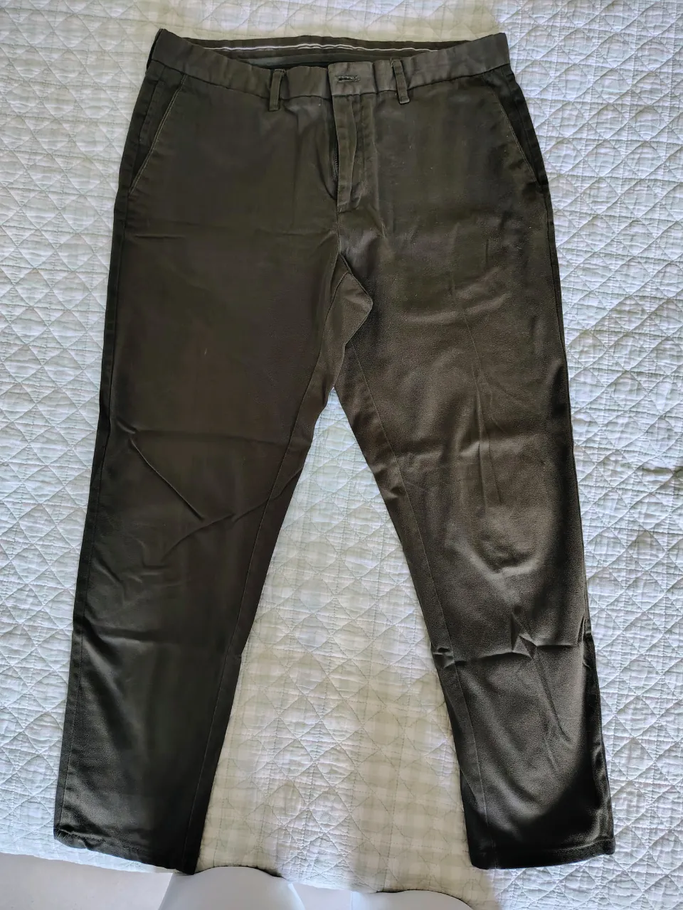 Pantalón de vestir color verde oscuro. Posee bolsillos frontales y cierre.