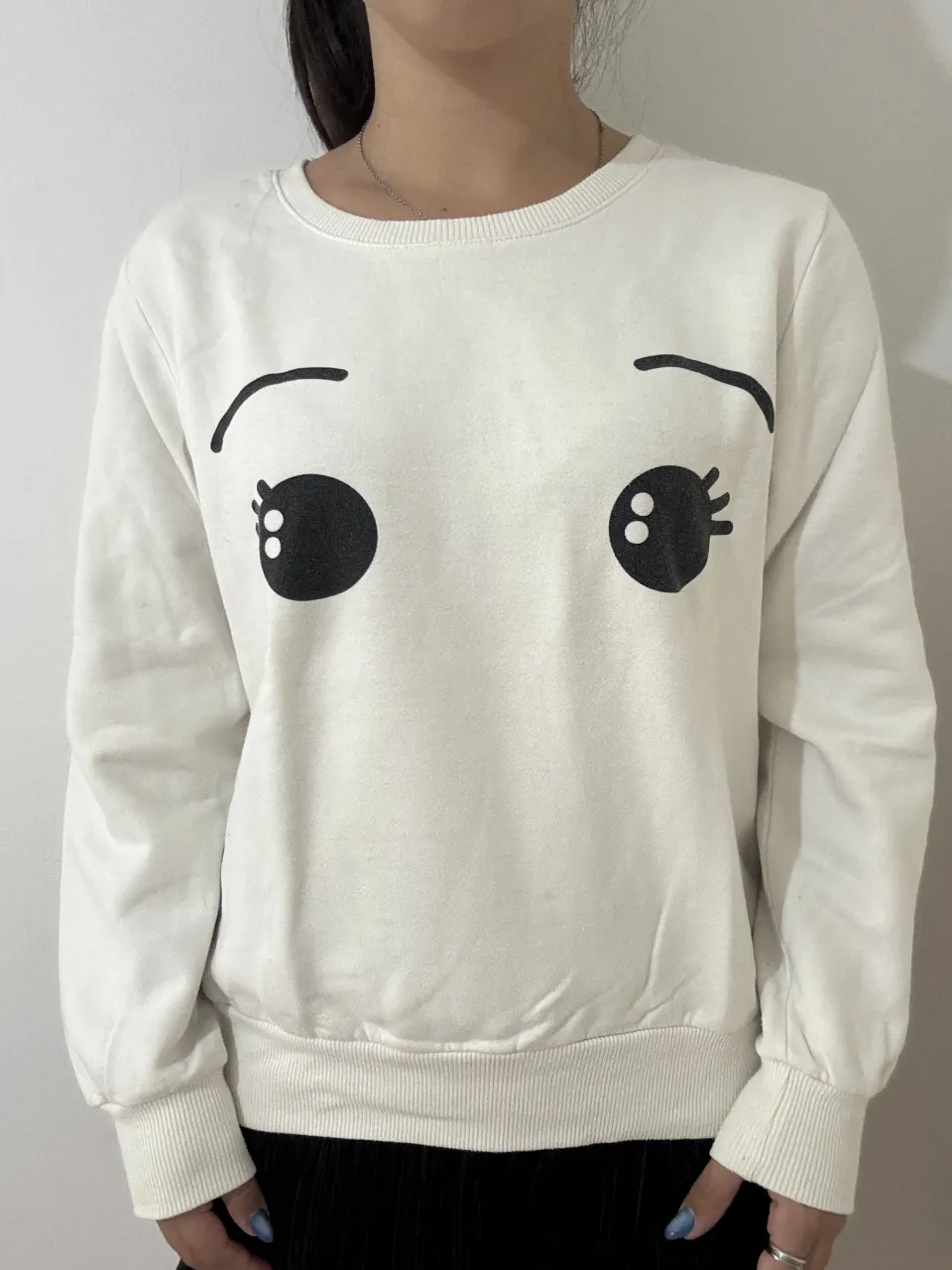 Buzo blanco con estampa de ojos. Unico detalle, la macha de la última foto