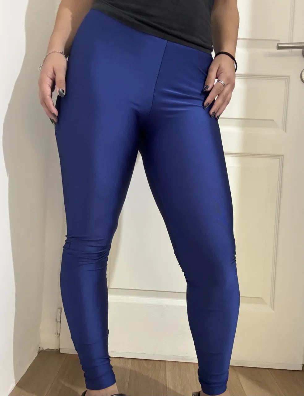 Calzas deportivas de color azul brillante.