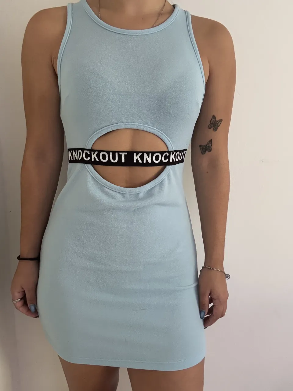 Vestido con un corte cut-out en la cintura e inscripción "knock out".