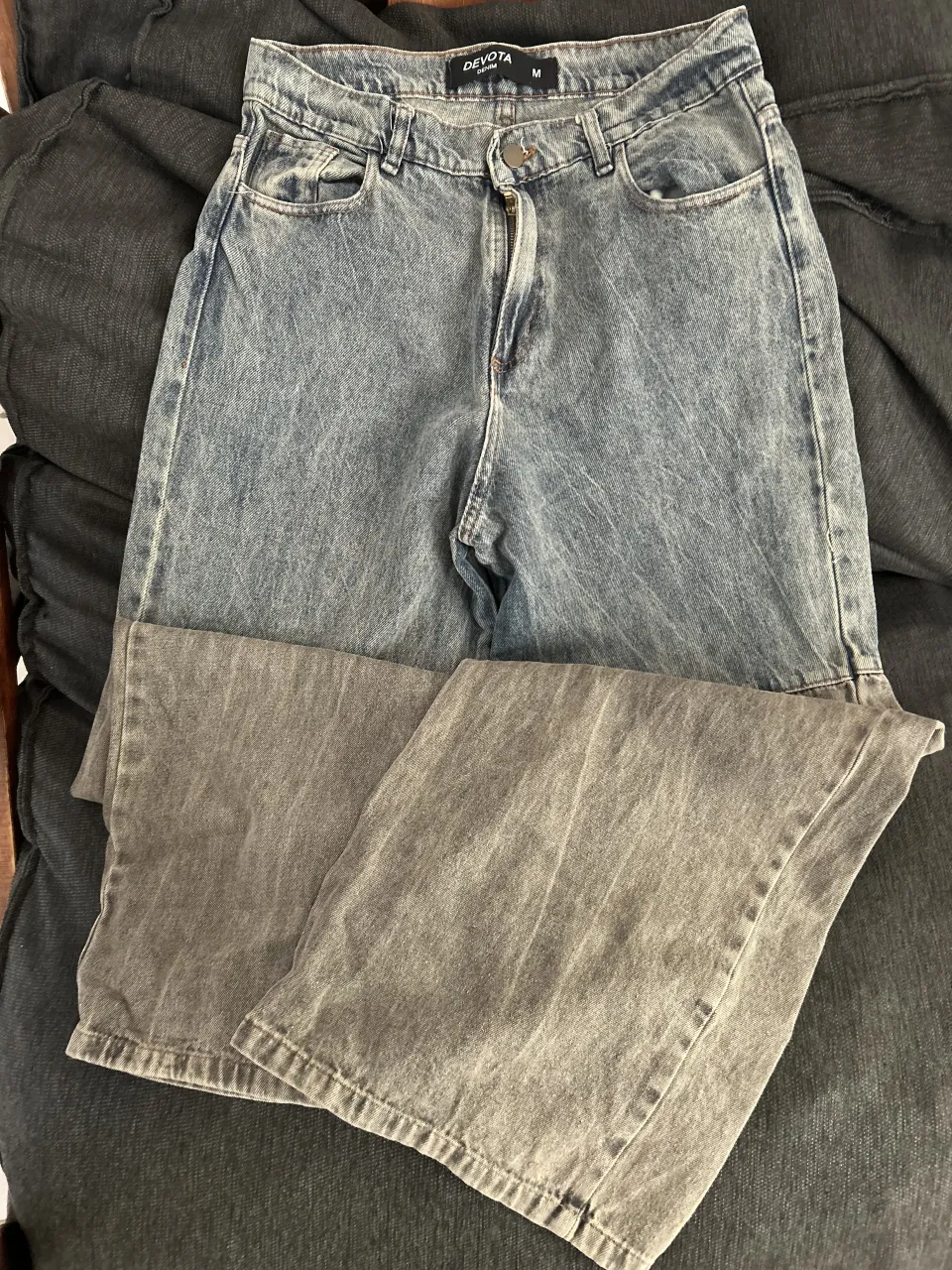 ¡Imprescindible! Este  jean de tiro alto son perfectos para un look canchero y moderno. Su diseño único con dos tonos de denim le da un toque original a cualquier outfit. 