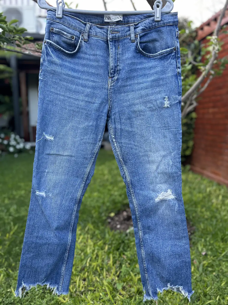 Jeans de hombre, corte recto, con detalles de roturas y desflecado en el bajo. Marca Zara.