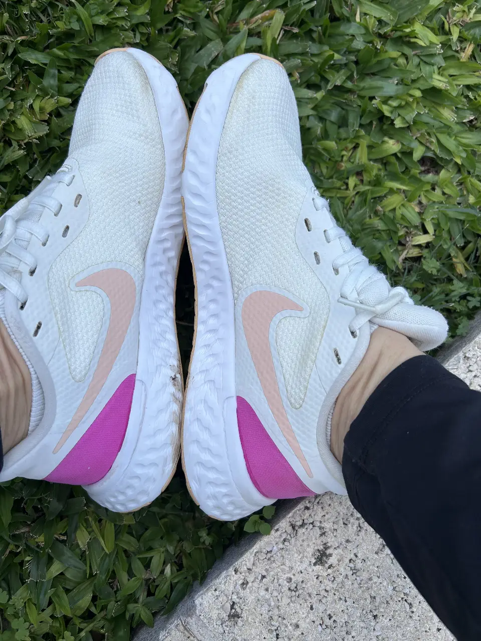 Zapatillas Nike Revolution 6 para mujer, blancas con detalles en rosa y suela color crema. Ideales para running y uso diario.