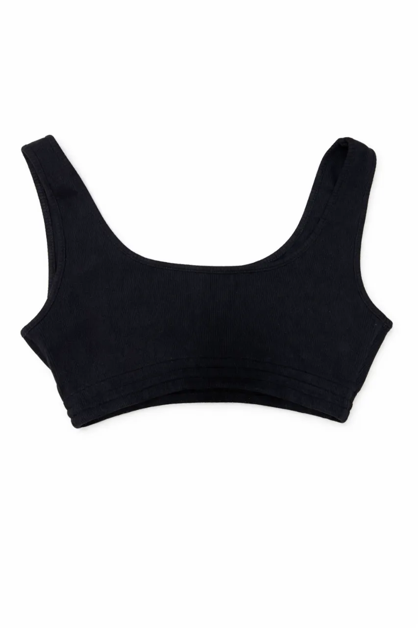 Corpiño deportivo negro, sin mangas y con breteles anchos.