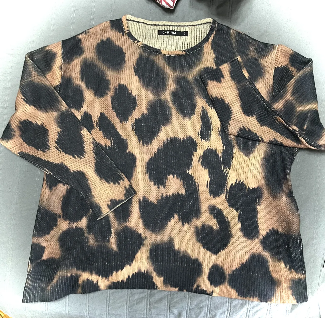 Sweater Nuevo! 🤎 Tejido de punto con estampa de leopardo 🐆 en tonos marrones y negros. Cuello redondo y mangas largas.
Tejido liviano. Oversize. 
