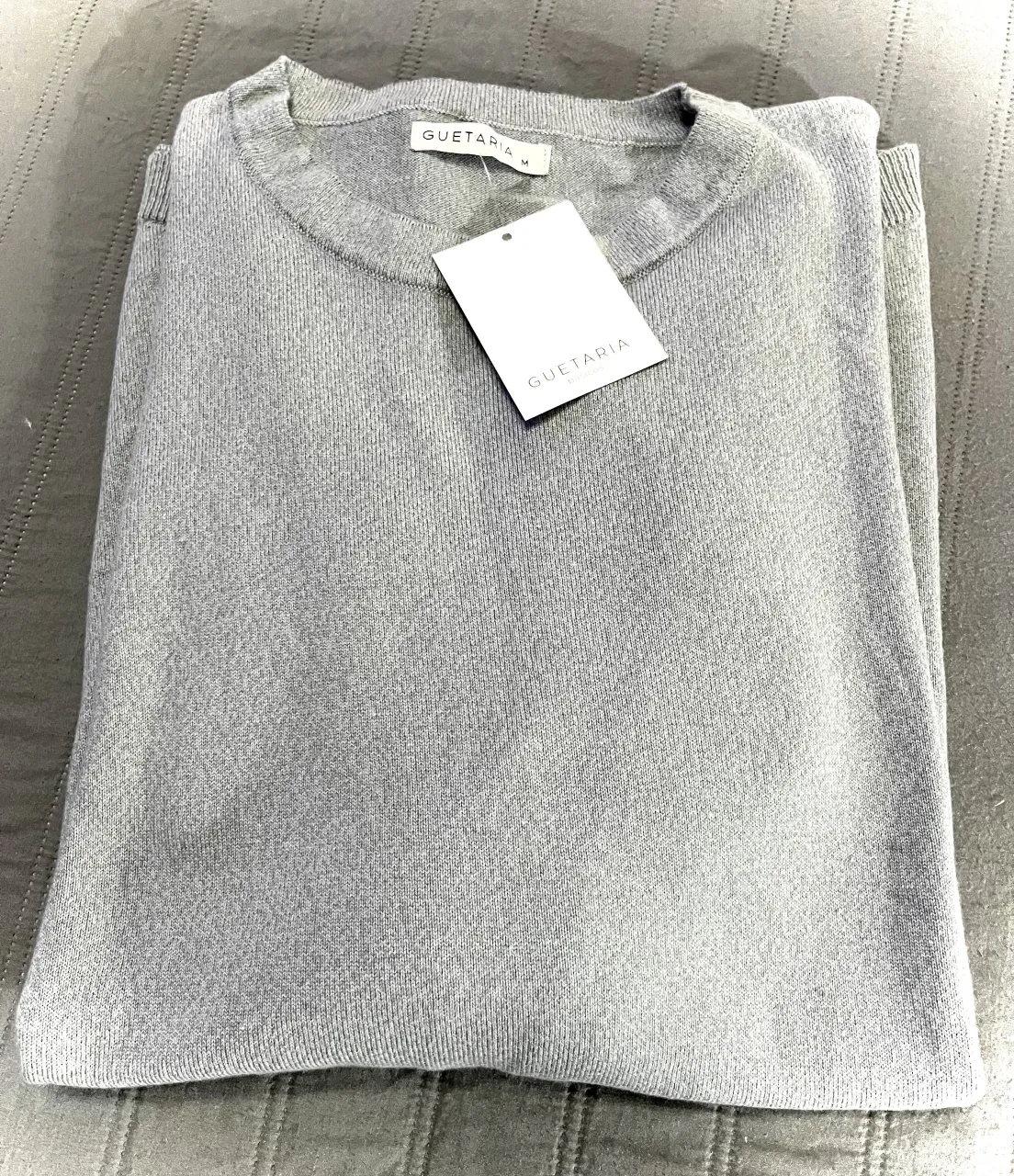 Sweater amplio 🩶 Nuevo! 
De tejido 100% algodón, liviano, en color gris. Cuello redondo y mangas largas. Tajos a los costados. 
Medida sisa a sisa 70 cm
Largo 74 cm 