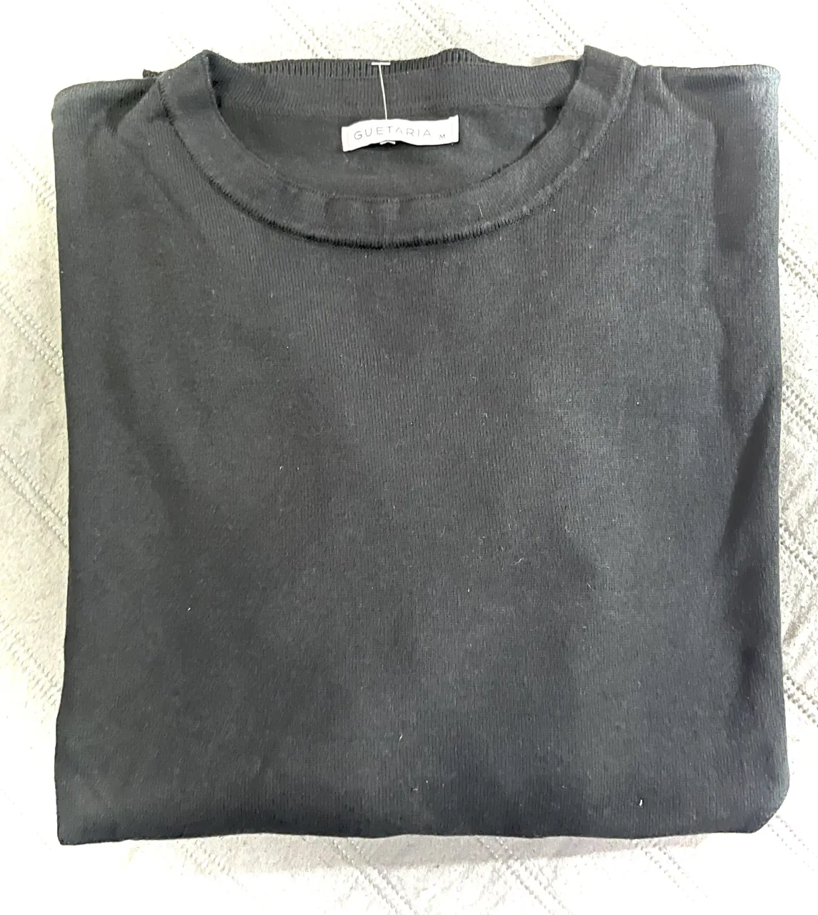 Sweater amplio 🖤 Nuevo! 
De tejido 100% algodón, liviano, en color negro. Cuello redondo y mangas largas. Tajos a los costados. 
Medida sisa a sisa 70 cm
Largo 74 cm 
(Tiene el plástico donde engancha la etiqueta de cartón, al cartón lo saqué cuando lo compré 🤪). 