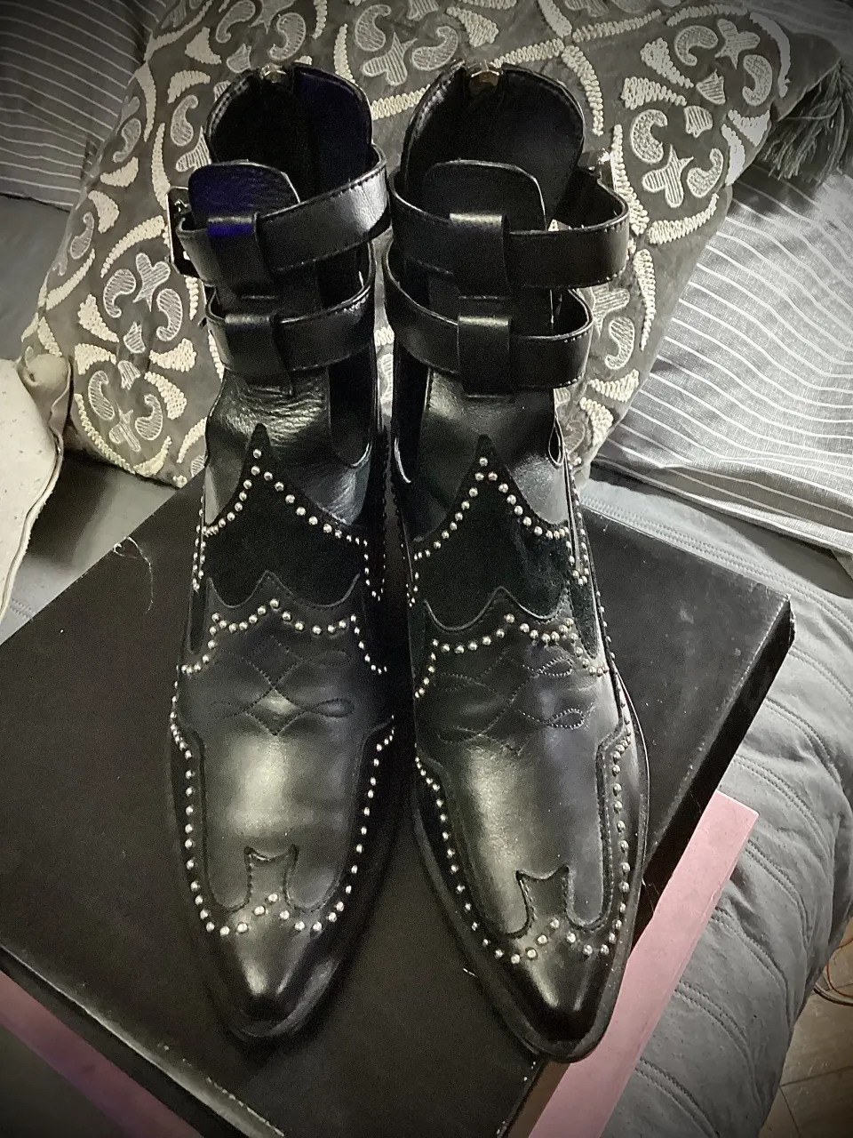 Botas Nuevas! De caña baja, pasan la altura de los tobillos. Negras 🖤 de cuero y gamuza con tachas pequeñas plateadas 🤍 por toda la capellada y los laterales. Tiene tiras ajustables con dos hebillas. Cierre trasero.
Interior de cuero. Suela antideslizante. 
