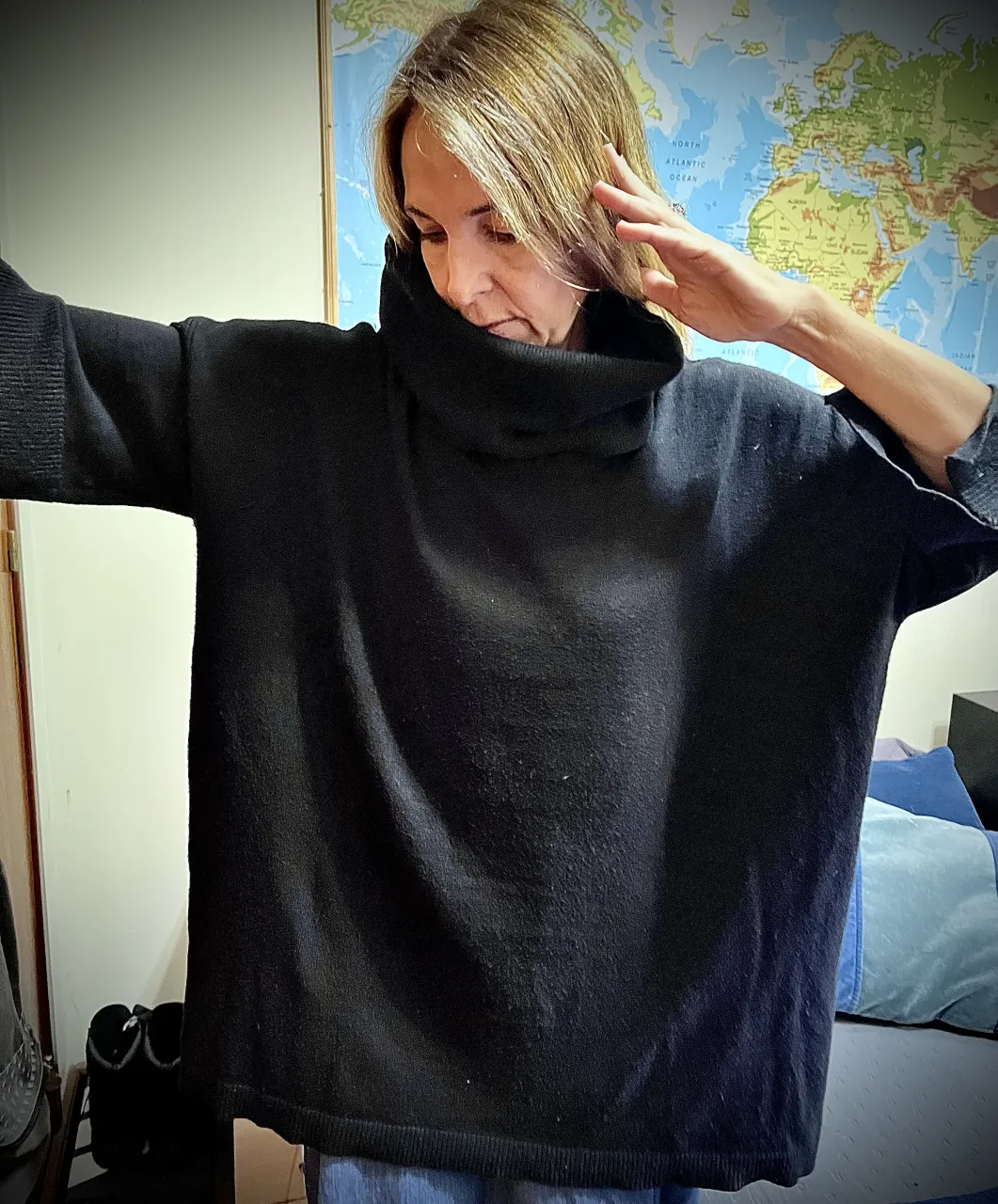 Maxi Sweater negro 🖤 de cuello alto (poleron, ancho y doble) con mangas 3/4 y tajos, en mangas y laterales. 
Fit oversize. Abrigado ☃️.
