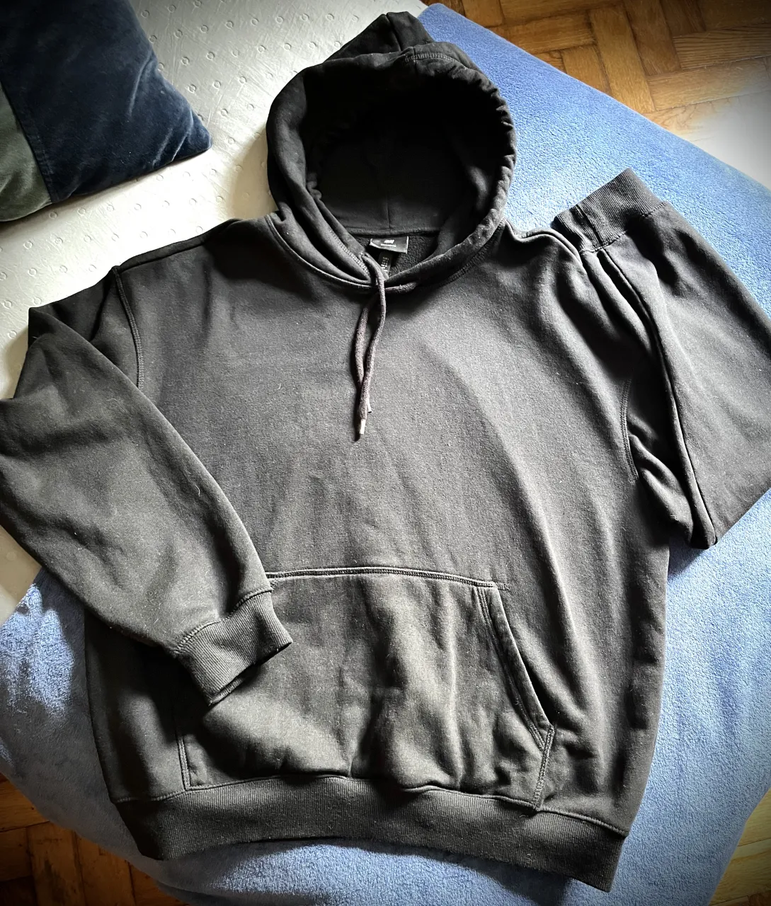 Buzo negro 🖤 con capucha forrada en algodón y cordones. Bolsillo tipo canguro en la parte delantera. Terminaciones de ribb en puños y cintura. Fit holgado. 