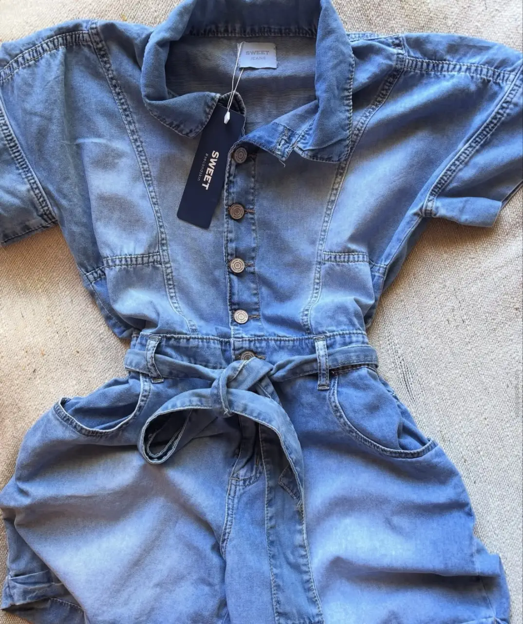 Mono corto de jean azul claro con cinturón. Ideal para un look casual y cómodo. Perfecto para el verano.