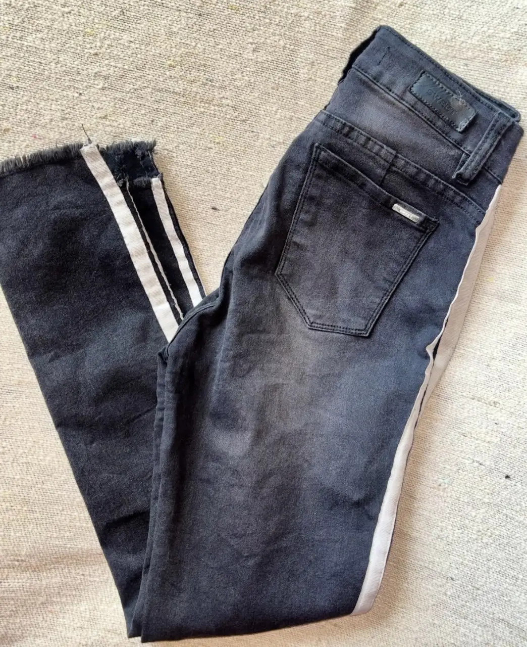 Jeans de mujer rectos, tiro medio, color gris oscuro con detalles en blanco en los laterales. Marca Sweet.