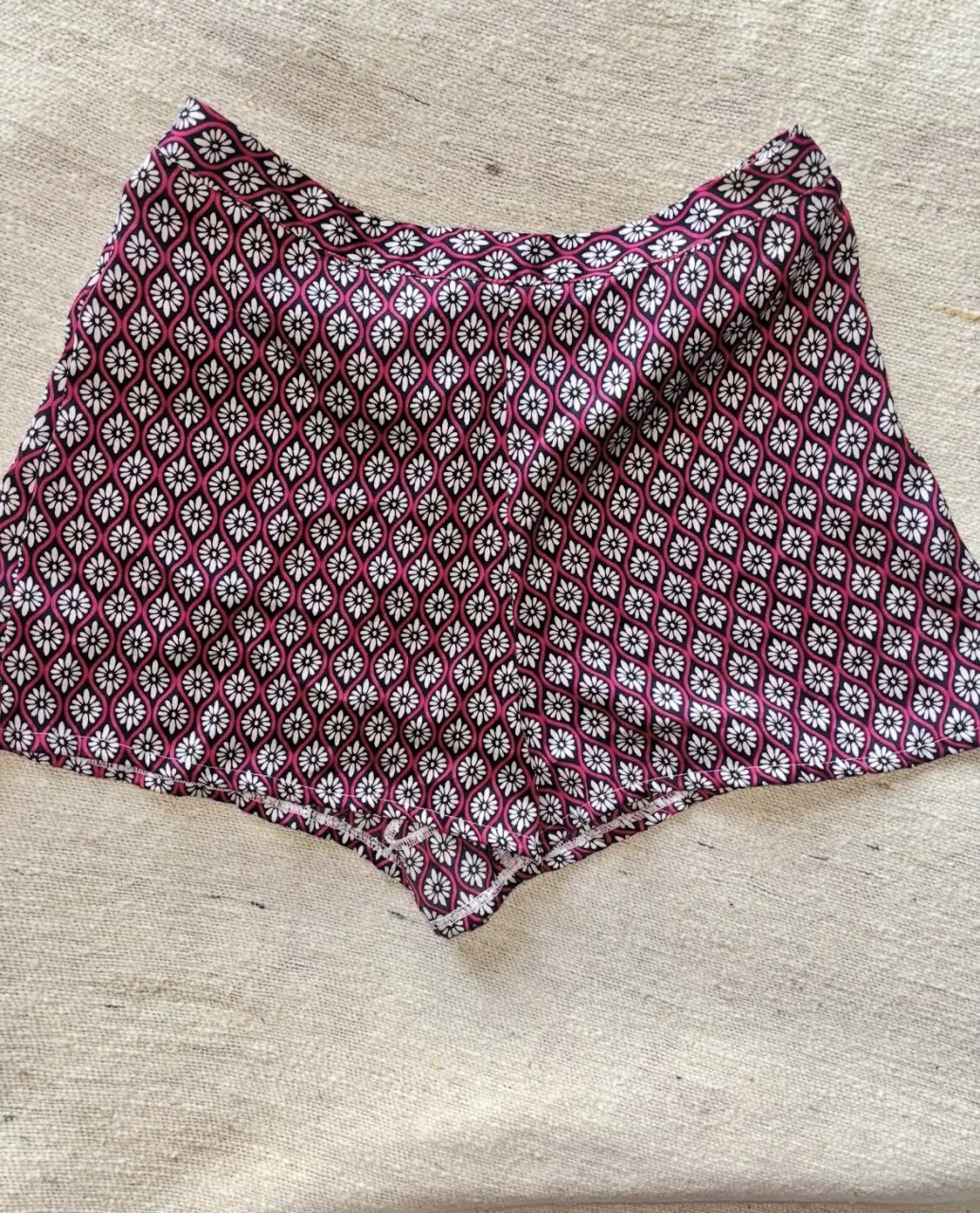 Short de mujer con estampado floral en tonos rosa y blanco. Talle S, ideal para un look casual y fresco.