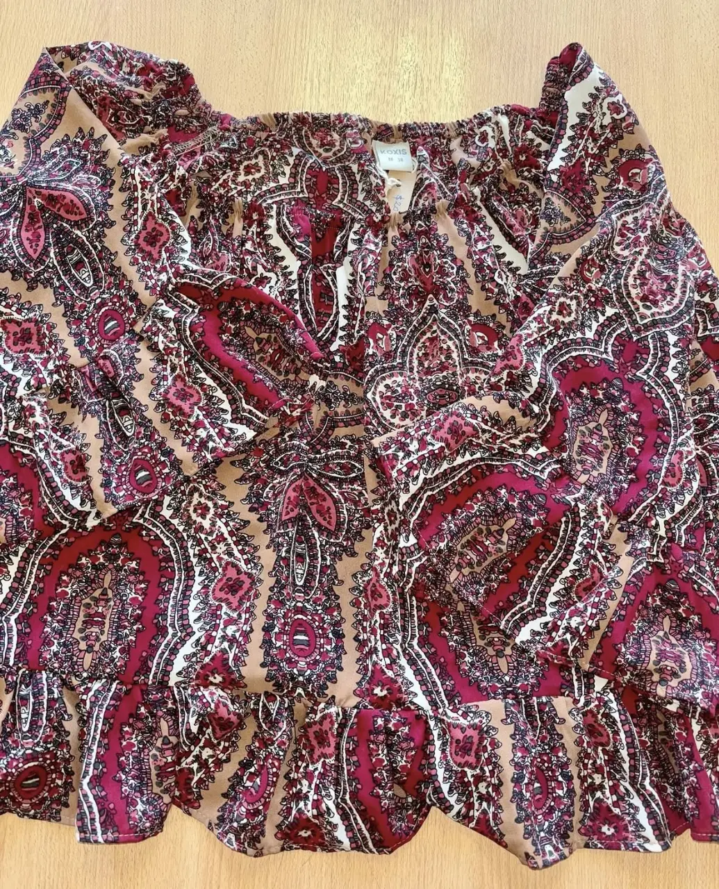 Blusa estampada con diseño paisley, ideal para un look bohemio y casual. Confeccionada en tela liviana y fluida, perfecta para la primavera/verano. Talle M.
