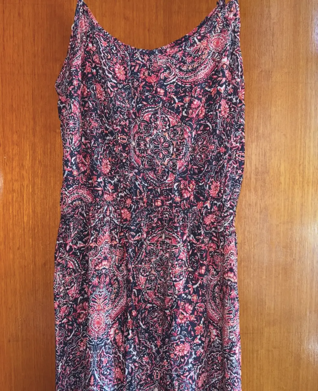 Vestido  largo de mujer con estampado floral en tonos rosa y azul marino. Ideal para un look bohemio y fresco.