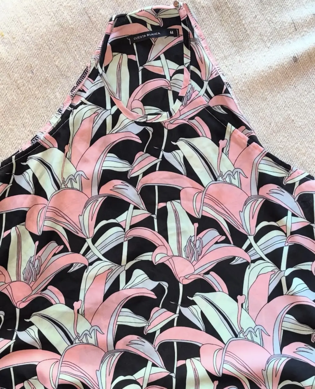 Blusa de mujer con estampado floral en tonos rosa y negro. Marca Cuesta Blanca, talle 44. Ideal para un look elegante y femenino.