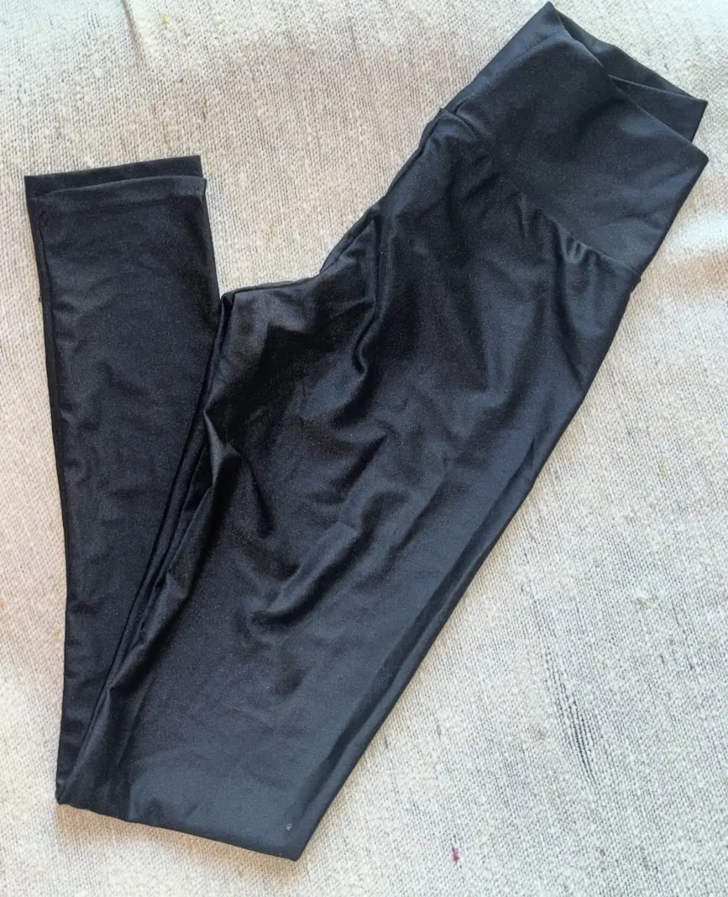 Calza deportiva negra, tiro alto, con cierre frontal. Ideal para entrenar o para un look casual.