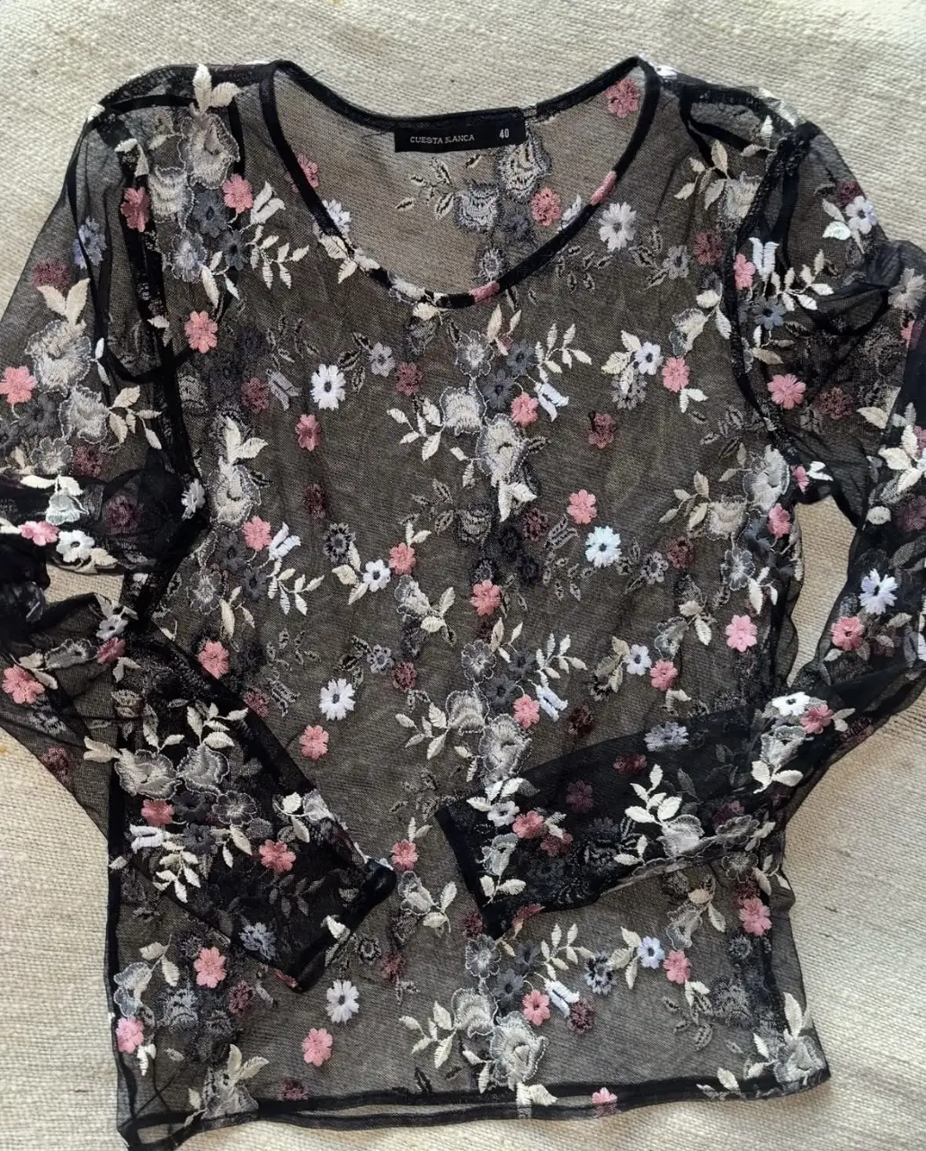 Blusa de mujer con diseño floral bordado en tul negro. Ideal para un look elegante y sofisticado. Talle 40.