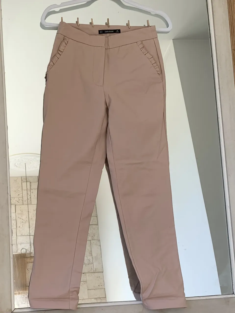 Pantalón Zara linea Basic color rosa viejo con detalles de volados en los bolsillos delanteros. Corte cigarette talle s/xs (60cm de cintura aprox) ligeramente elastizado. Igual a nuevo, sin detalles