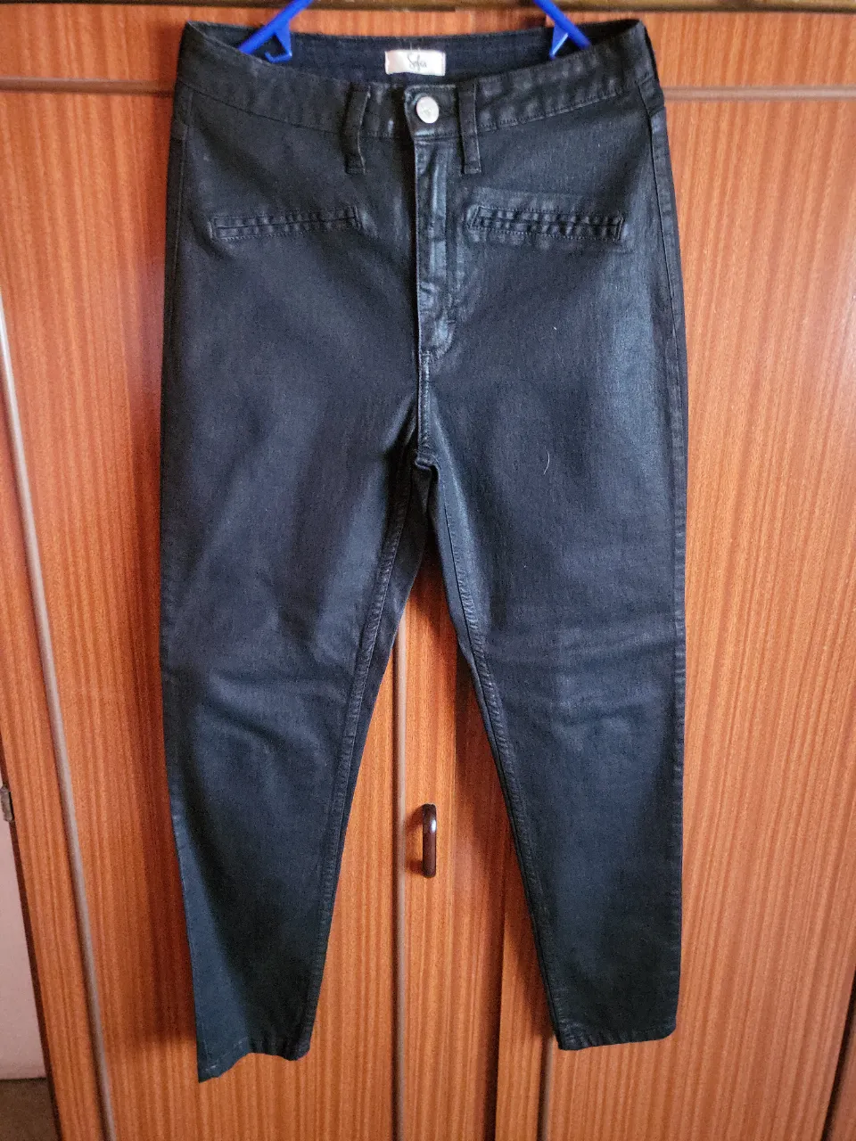 Jeans negros tiro alto, con un corte recto y un diseño moderno. Perfectos para un look casual o para salir.
