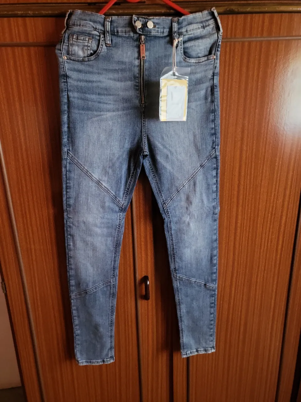 Jeans tiro alto con cierre metálico y detalles de costura en las piernas. Lavado clásico y corte moderno, ideales para un look casual y canchero.