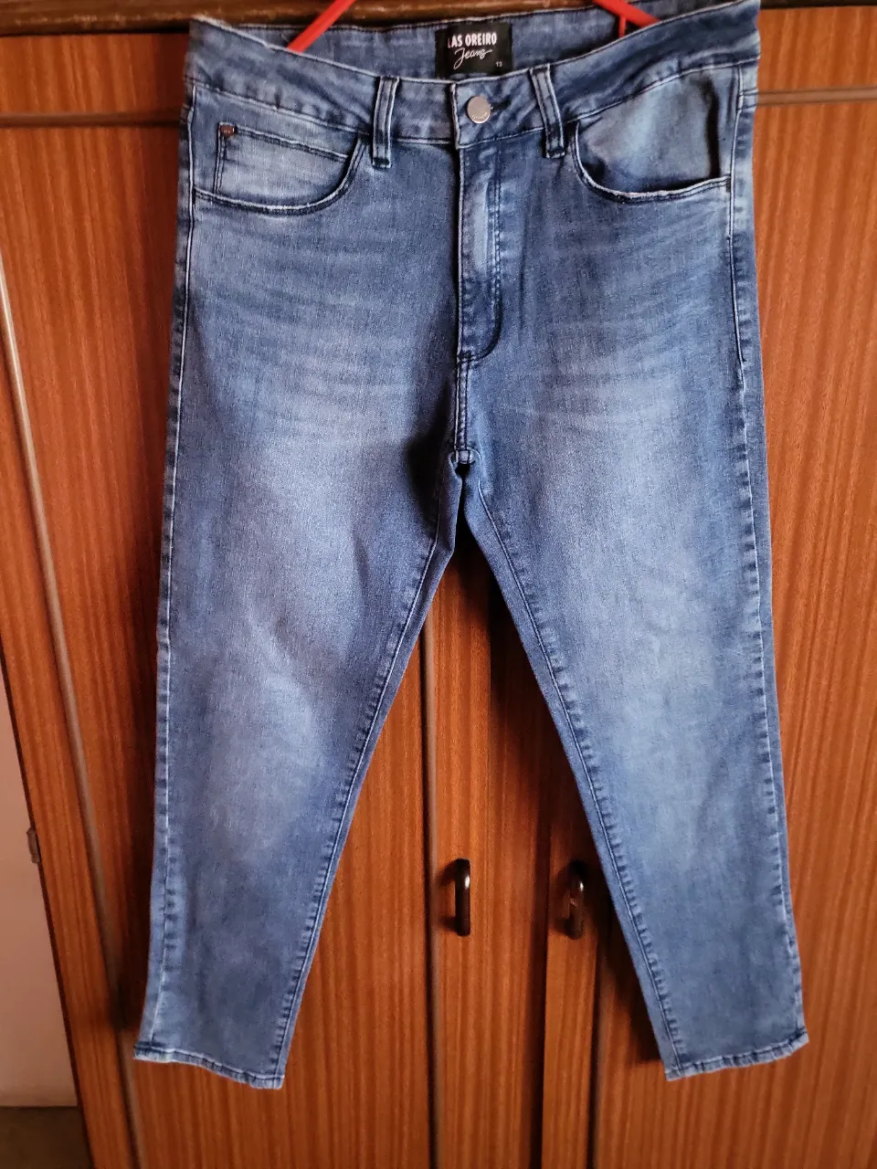 Jeans de corte recto, tiro alto, con un lavado clásico y detalles sutiles. Perfectos para un look casual y moderno.