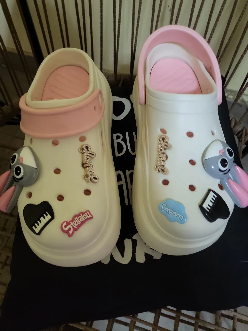 ¡Divinas ojotas tipo "crocs" con apliques de "Stellalou" y "Dream"! Perfectas para un look súper tierno y cómodo. Ideales para el día a día, la playa o la pileta. ¡No te las pierdas!