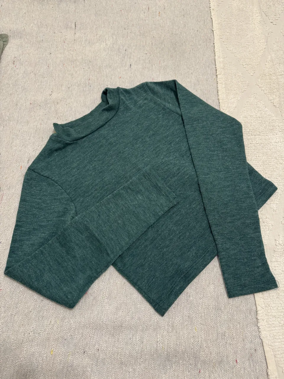 Sweater crop manga larga de color verde oscuro.