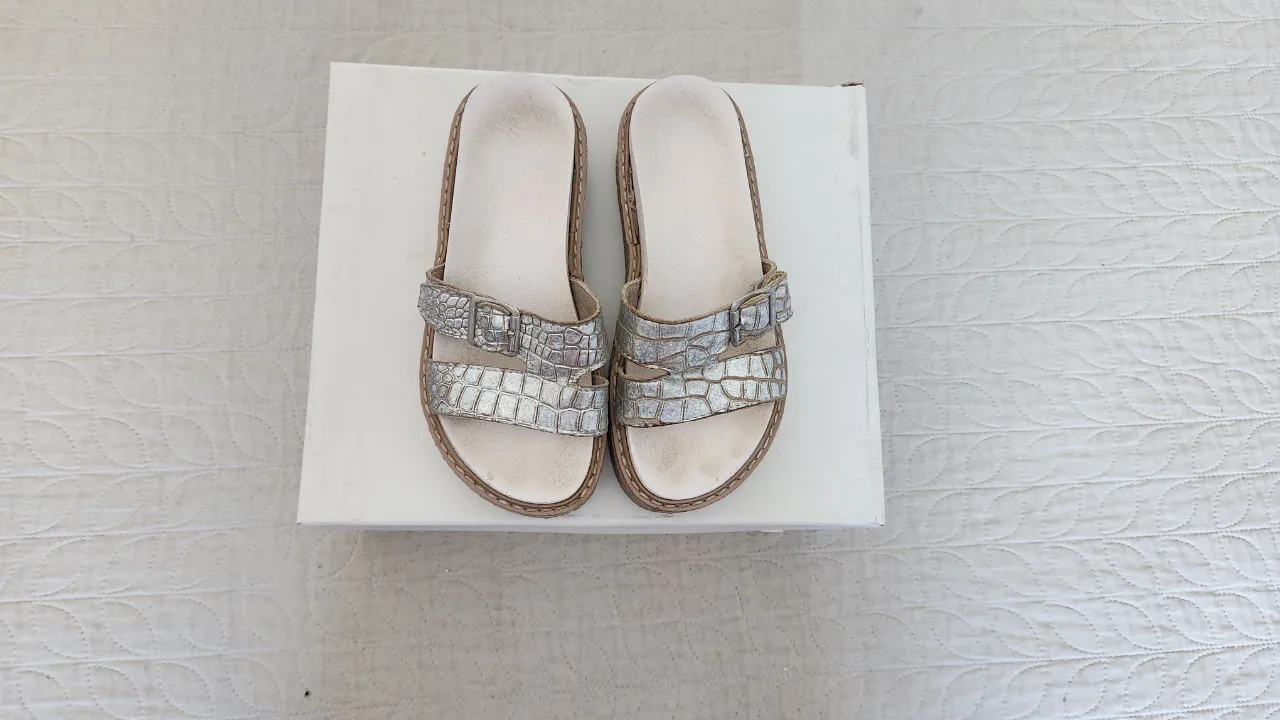 Sandalias de plataforma con tiras plateadas con textura de cocodrilo y hebillas. Suela de yute.
