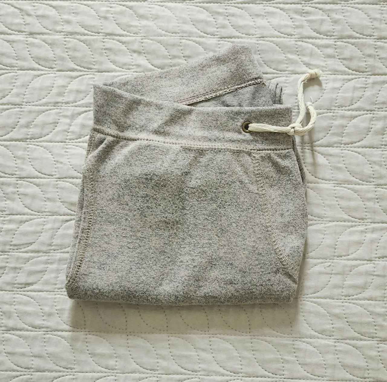 Calza beige jaspeado con cordón ajustable en la cintura y puños elastizados.