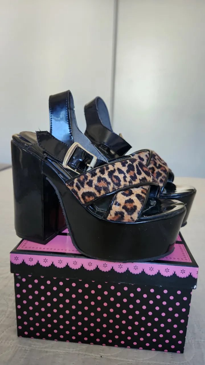 Sandalias de plataforma con tiras cruzadas de leopardo y taco grueso. Cierre de hebilla.