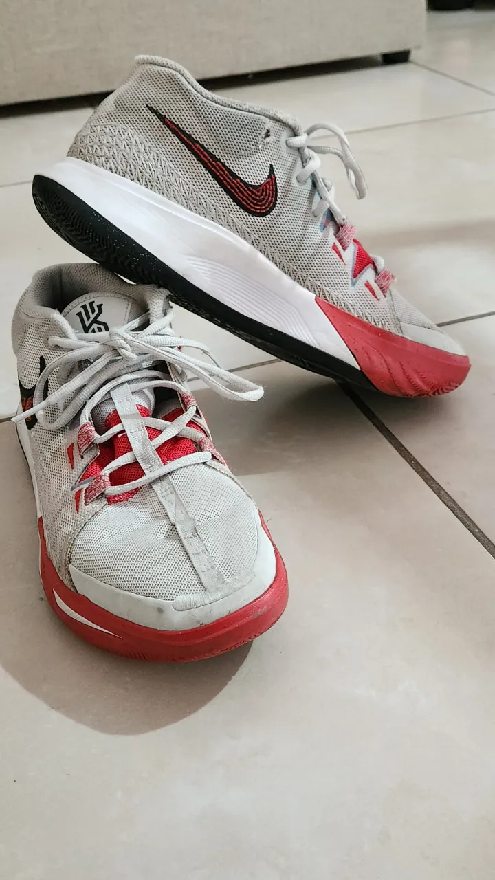 Kyrie Irving Flytrap 6 originales. Zapatillas de básquet de color blanco con detalles en rojo.