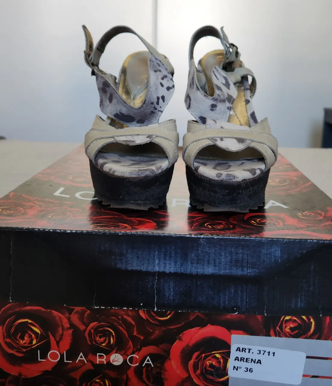 Sandalias de plataforma con tiras y taco alto. Estampado animal print en las tiras superiores y detalles en cuero color crudo. Suela con buen agarre.