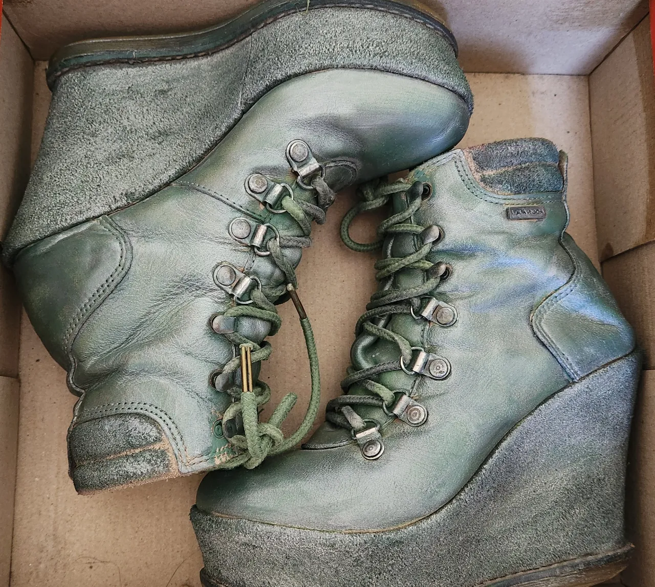 Botas de cuero verde con cordones y plataforma.