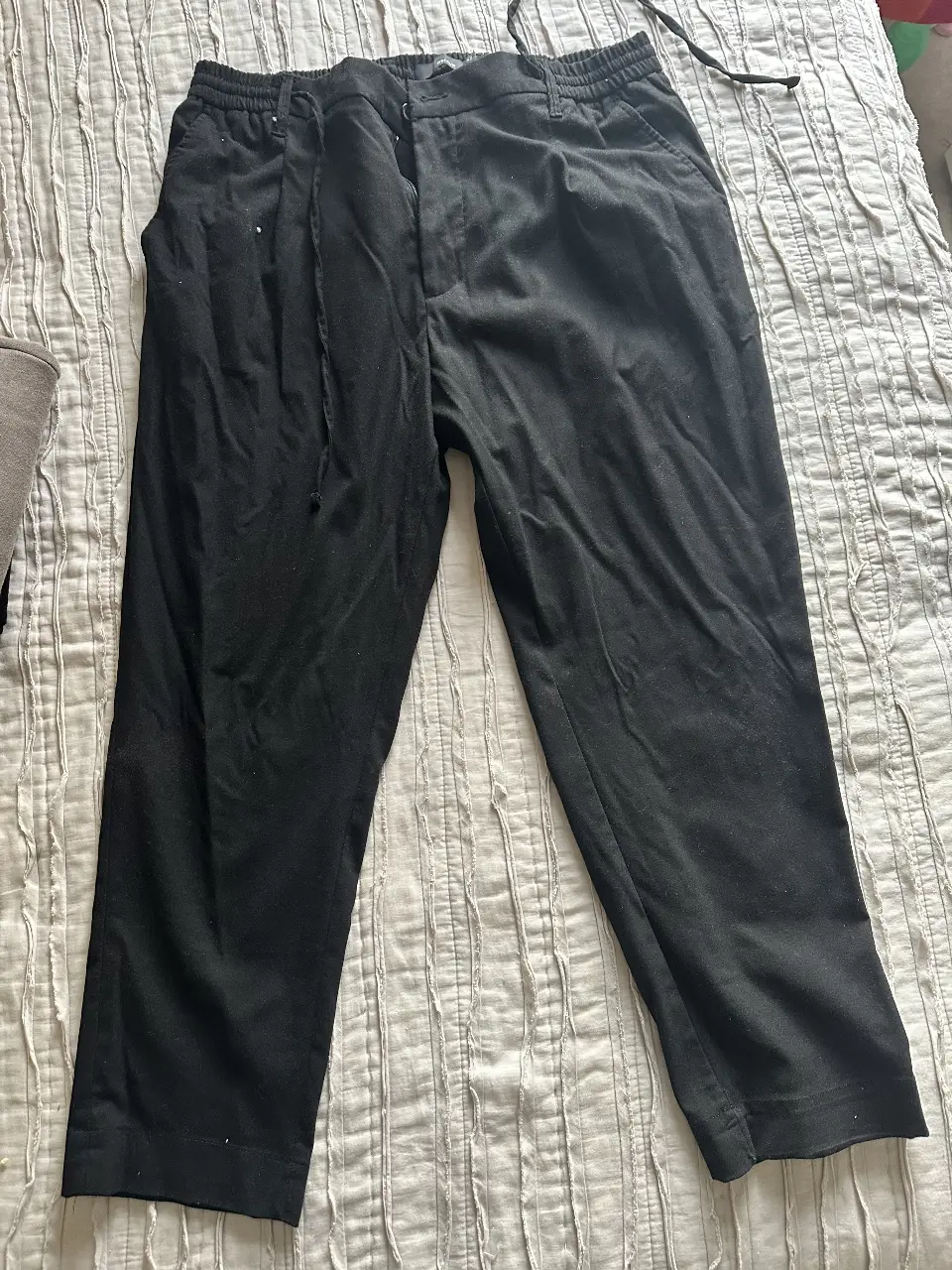 Pantalón sastrero negro, ideal para un look elegante y versátil. Confeccionado en un tejido de calidad, este pantalón ofrece comodidad y estilo. Perfecto para combinar con diferentes prendas y crear outfits sofisticados.