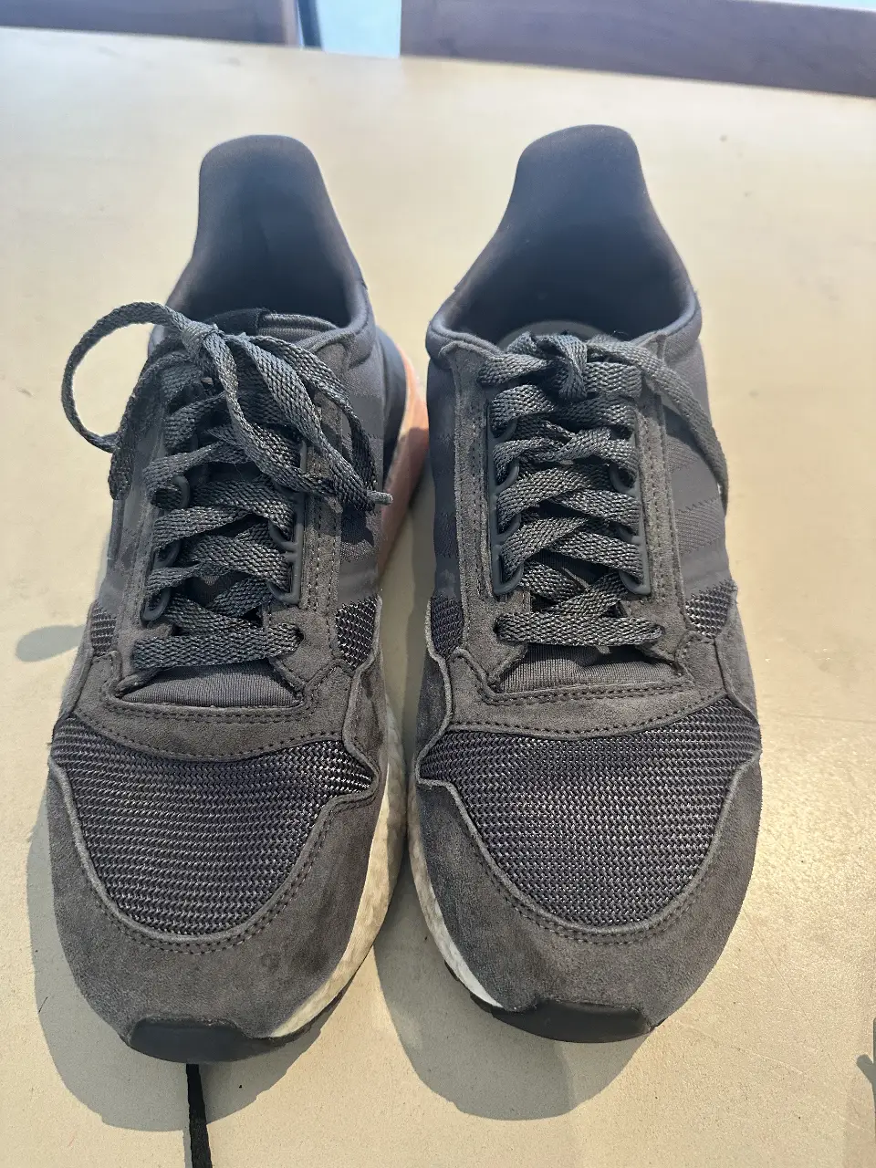 Zapatillas Adidas grises con detalles en rosa y blanco. Ideales para un look casual y deportivo.