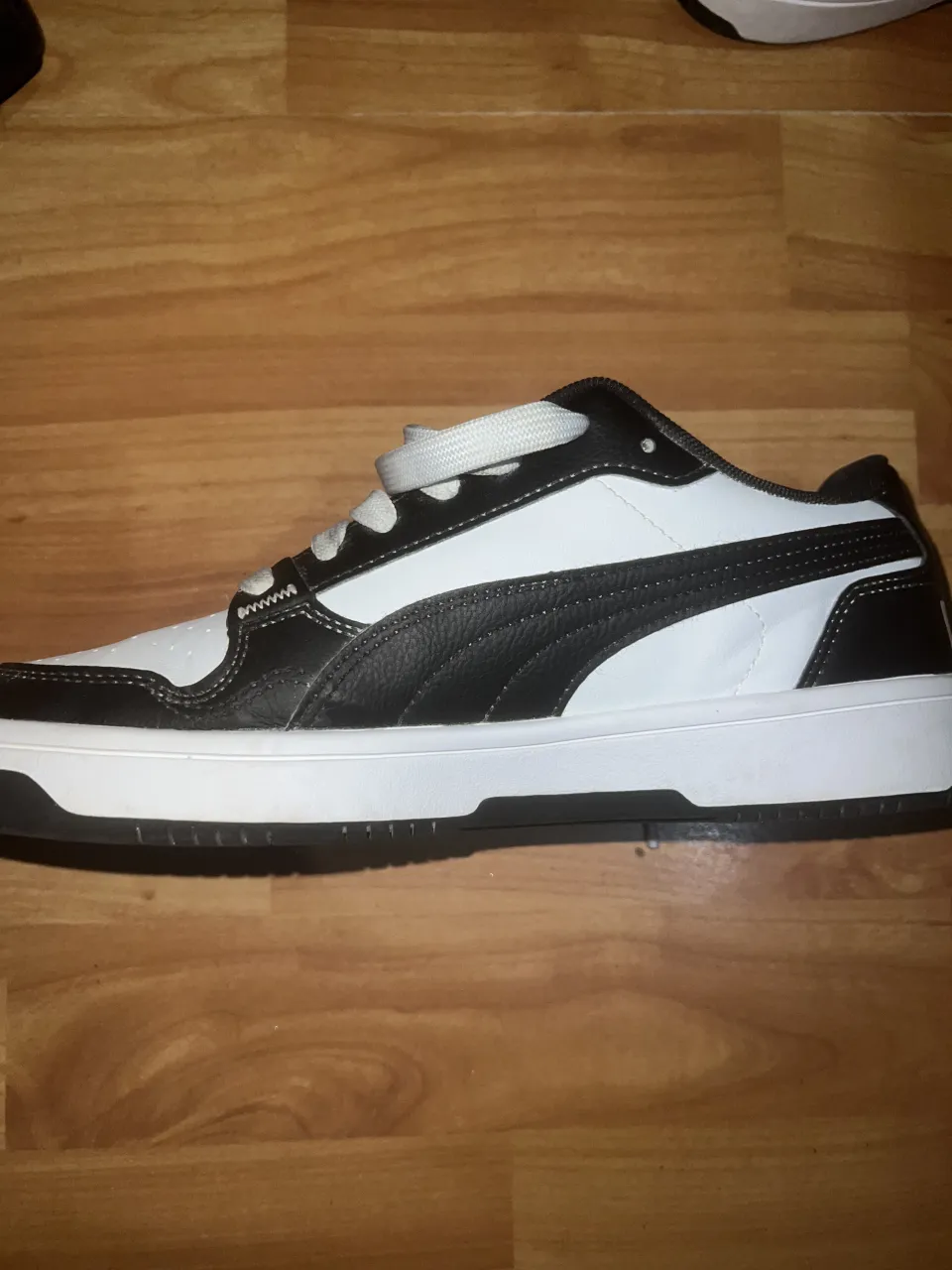 Zapatillas Modelo (Puma 180) blancas y negras con cordones blancos. Diseño clásico y streetwear, ni un detalle, muy poco uso y originales