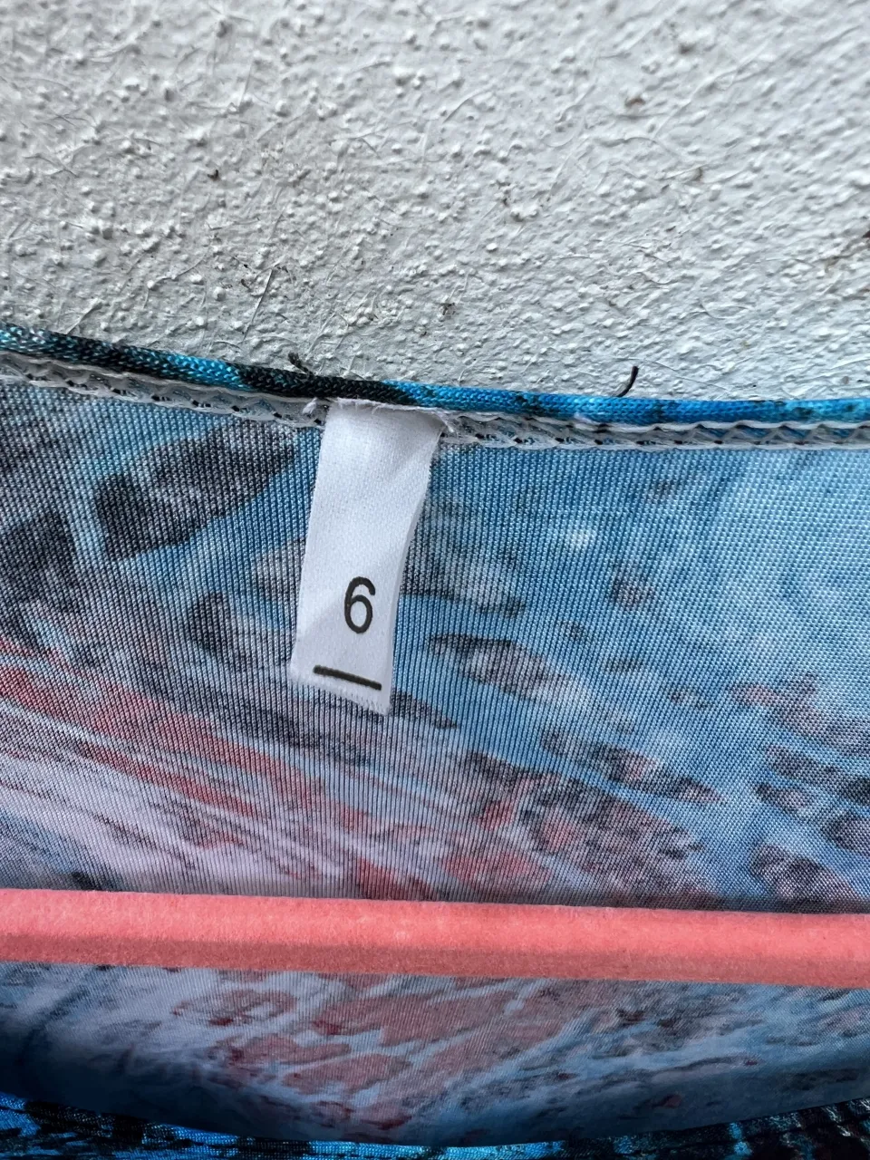 Remera A ≠ - Vista 2