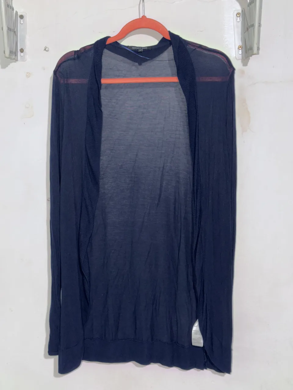 Cardigan azul marino de tejido liviano, manga larga y escote en V.