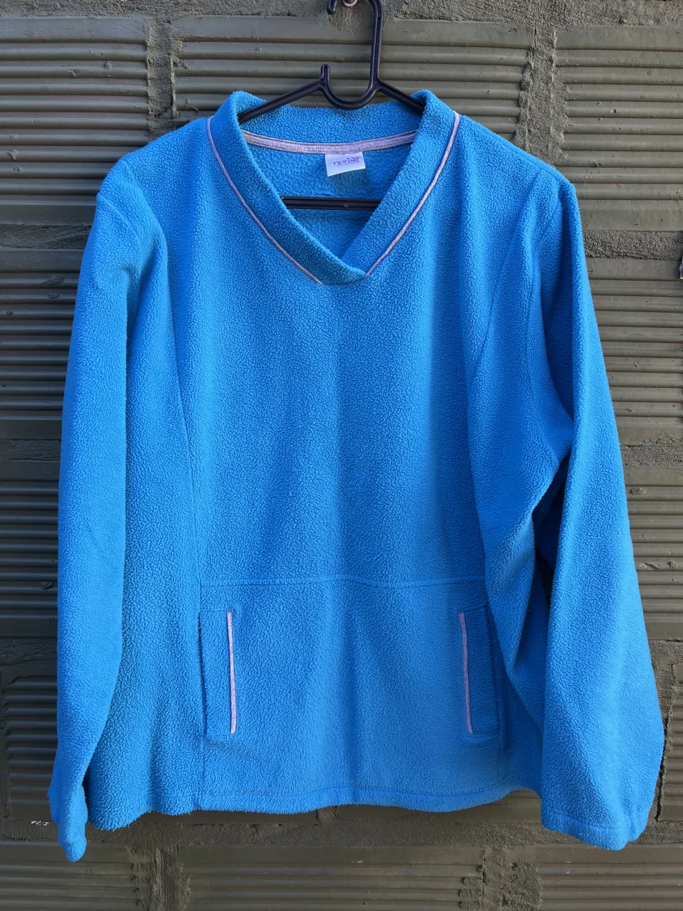 Conjunto de polar azul compuesto por un buzo de cuello redondo y mangas largas.
Incluye un pantalón de polar azul con cintura elástica.