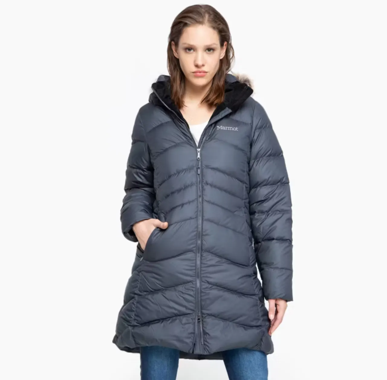 Campera acolchada gris con capucha desmontable con borde de pelo sintético. Cierre central y bolsillos laterales con cierre. Interior forrado en tela polar negra.