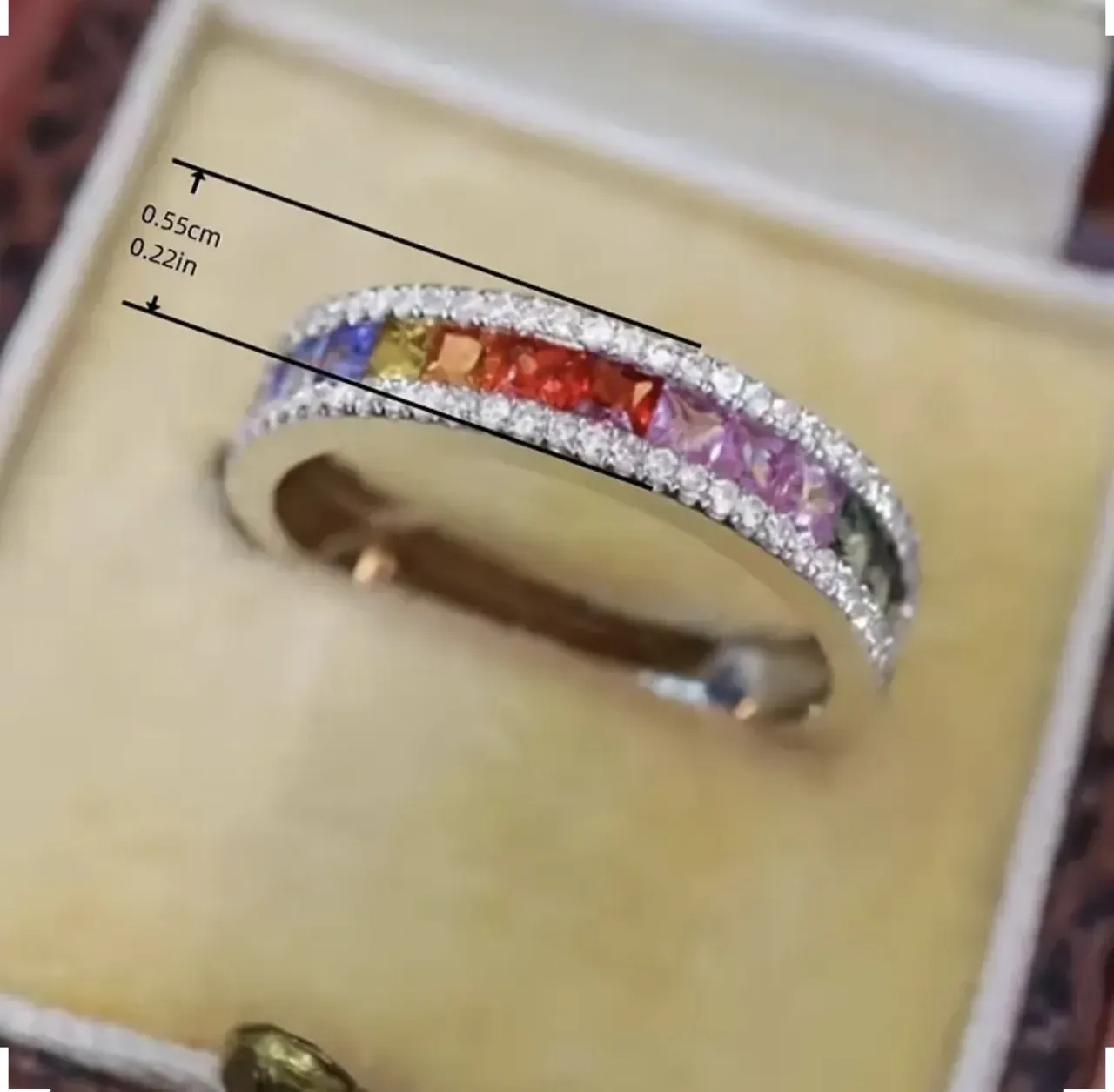 Anillo dorado con piedras de colores y detalles de strass.
Talle 6